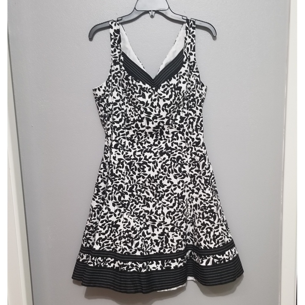 Jones Wear Dress black white floral leaves